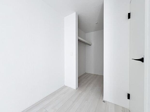 ウォークインクローゼットがあり収納スペースも豊富。季節物もスッキリ片付きそうです。