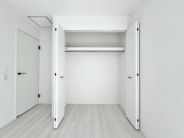 いつでもお部屋をスッキリお使い頂ける収納スペースを設置。