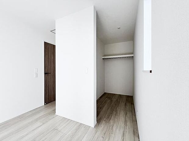 ウォークインクローゼットがあり収納スペースも豊富。季節物もスッキリ片付きそうです。