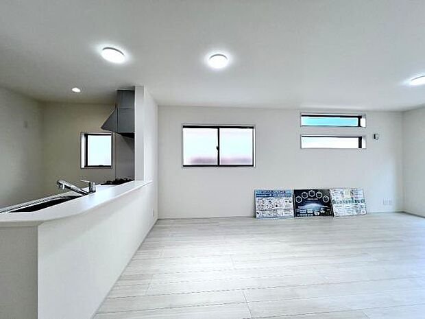 お食事中もキッチンと会話が楽しめるダイニングスペース。