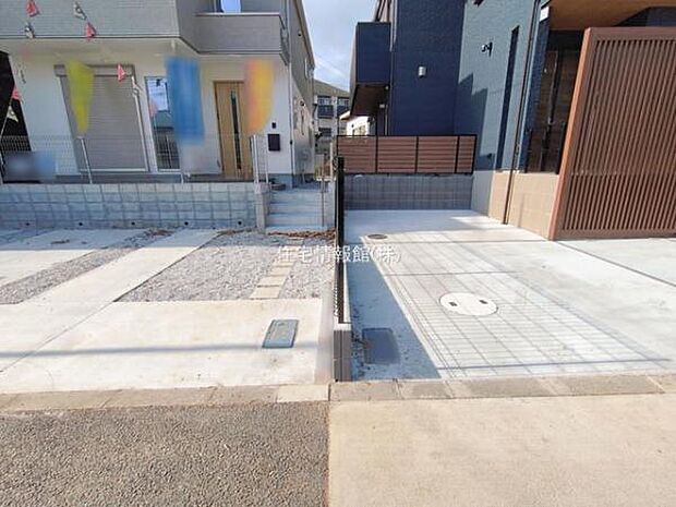 前面道路を含めた現地写真です。