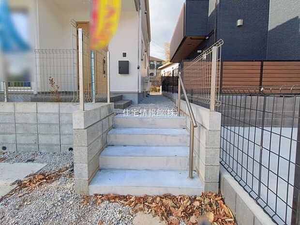 前面道路を含めた現地写真です。