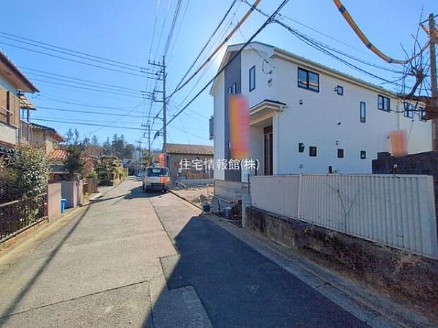 前面道路を含めた現地写真です。