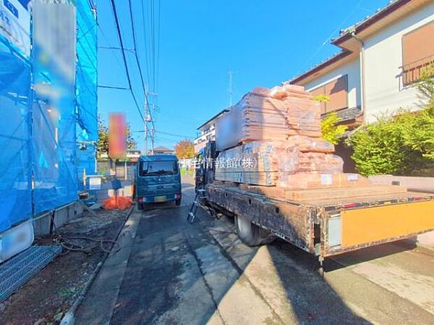 前面道路を含めた現地写真です。