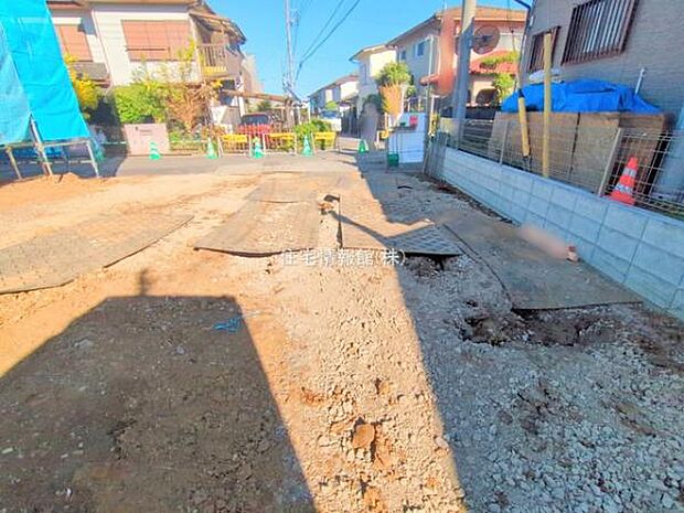 前面道路を含めた現地写真です。