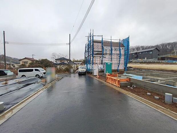 前面道路を含めた現地写真です。