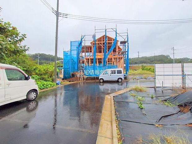 前面道路を含めた現地写真です。