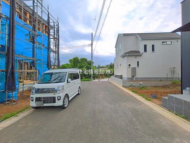 前面道路を含めた現地写真です。
