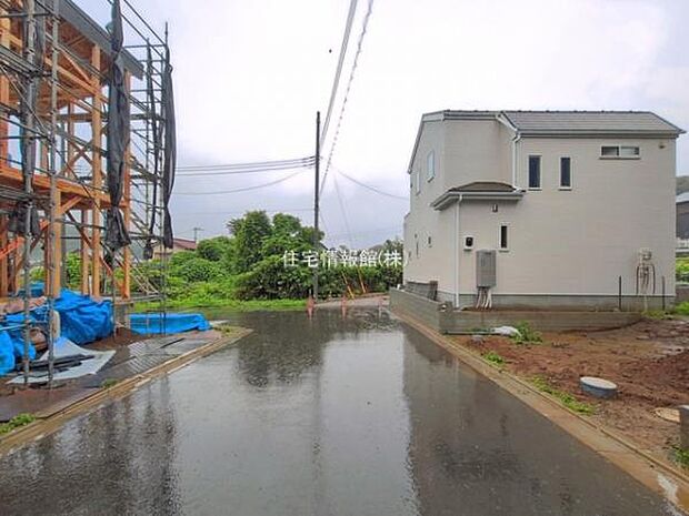 前面道路を含めた現地写真です。