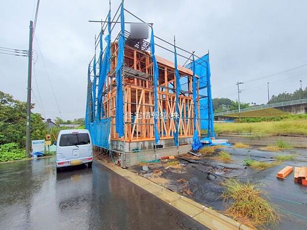 前面道路を含めた現地写真です。