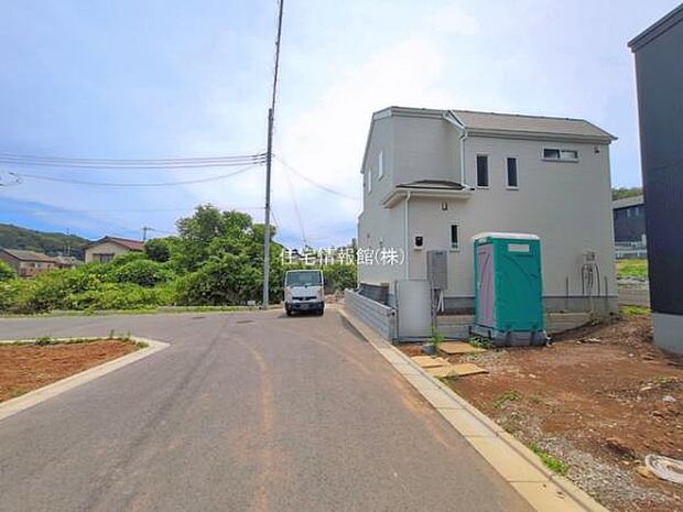 前面道路を含めた現地写真です。
