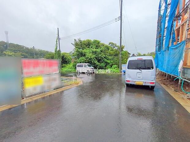 前面道路を含めた現地写真です。