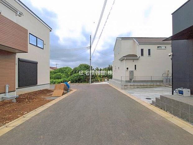 前面道路を含めた現地写真です。