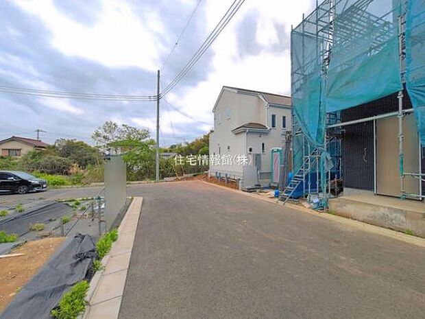 前面道路を含めた現地写真です。