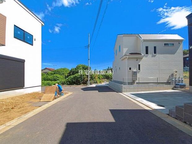前面道路を含めた現地写真です。
