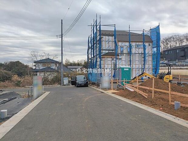 前面道路を含めた現地写真です。