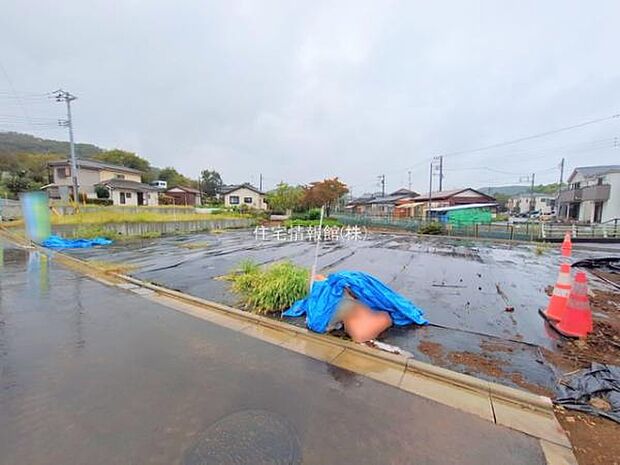 前面道路を含めた現地写真です。