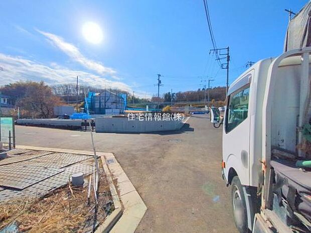 前面道路を含めた現地写真です。