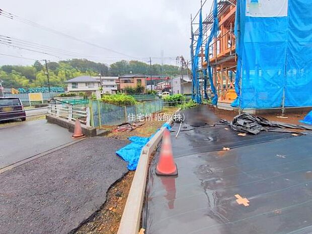 前面道路を含めた現地写真です。