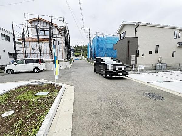 前面道路を含めた現地写真です。
