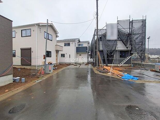 前面道路を含めた現地写真です。