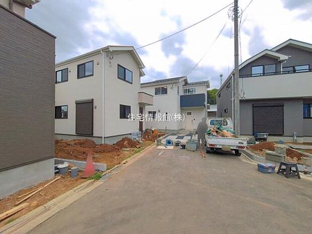 前面道路を含めた現地写真です。
