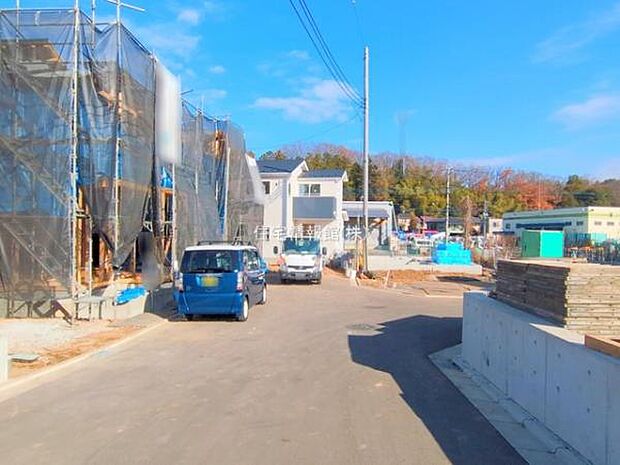 前面道路を含めた現地写真です。