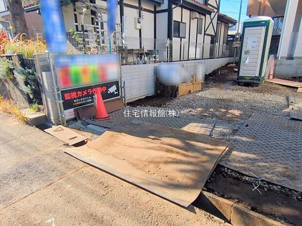 前面道路を含めた現地写真です。