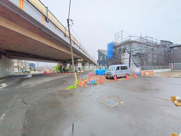 前面道路を含めた現地写真です。