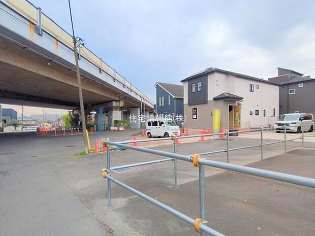 前面道路を含めた現地写真です。