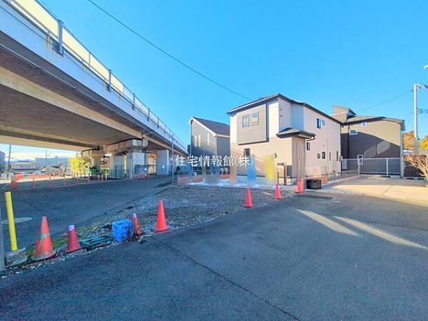 前面道路を含めた現地写真です。