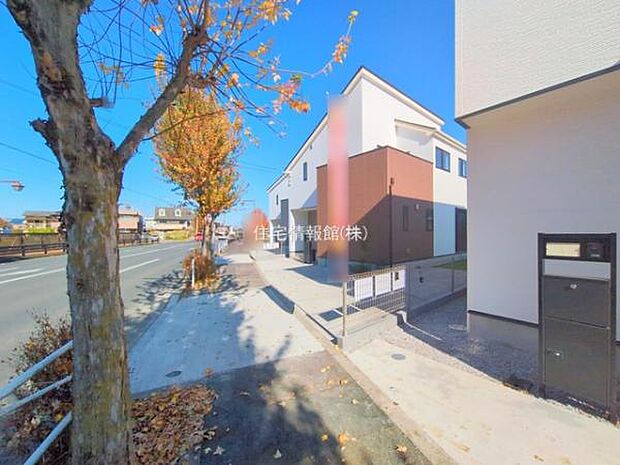 前面道路を含めた現地写真です。