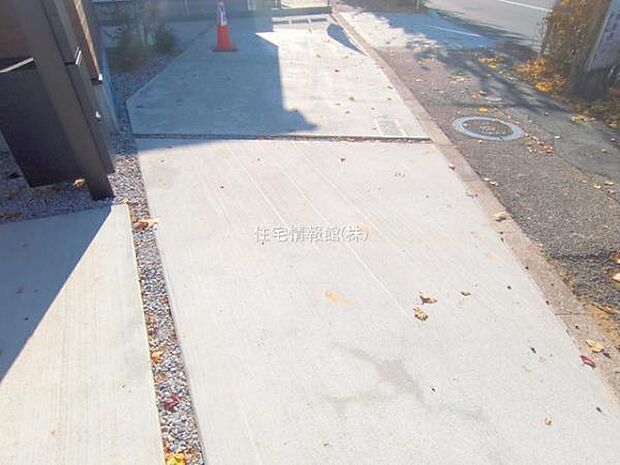 前面道路を含めた現地写真です。