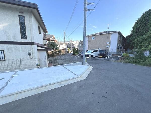 前面道路を含めた現地写真です。