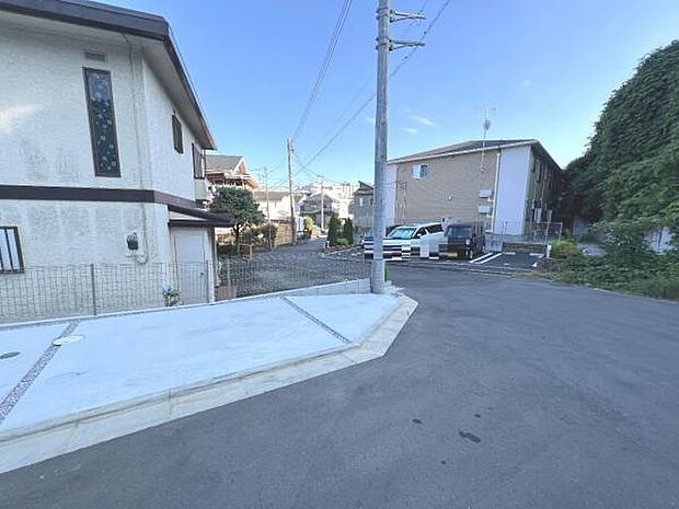 前面道路を含めた現地写真です。