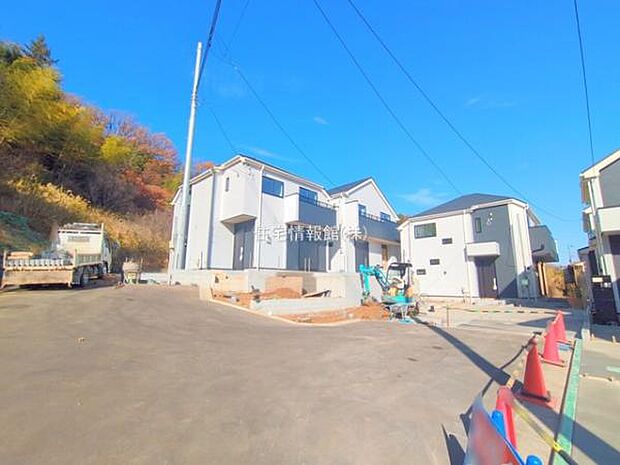 前面道路を含めた現地写真です。