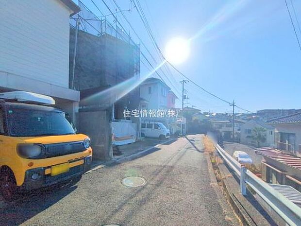 前面道路を含めた現地写真です。