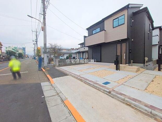 前面道路を含めた現地写真です。