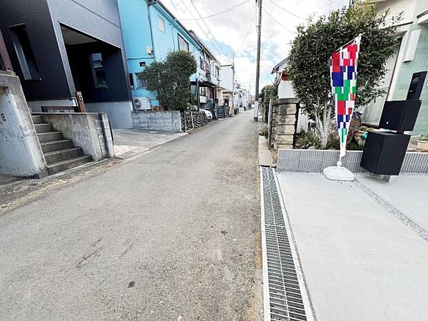 前面道路を含めた現地写真です。