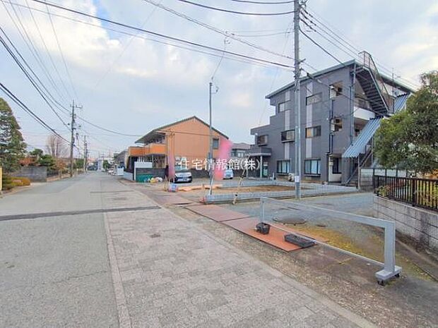 前面道路を含めた現地写真です。