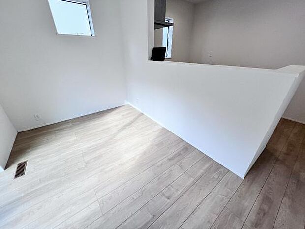 お食事中もキッチンと会話が楽しめるダイニングスペース。