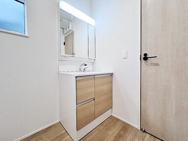 洗面化粧台です。朝の身支度から1日が始まります。