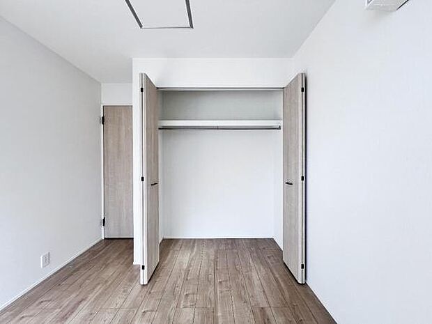 いつでもお部屋をスッキリお使い頂ける収納スペースを設置。