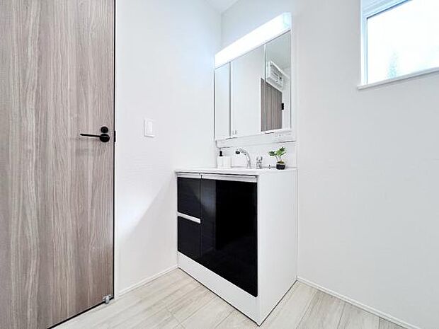 洗面化粧台です。朝の身支度から1日が始まります。