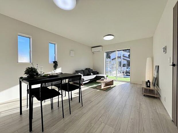 ご家族みんながゆったりくつろげる広々リビングです。