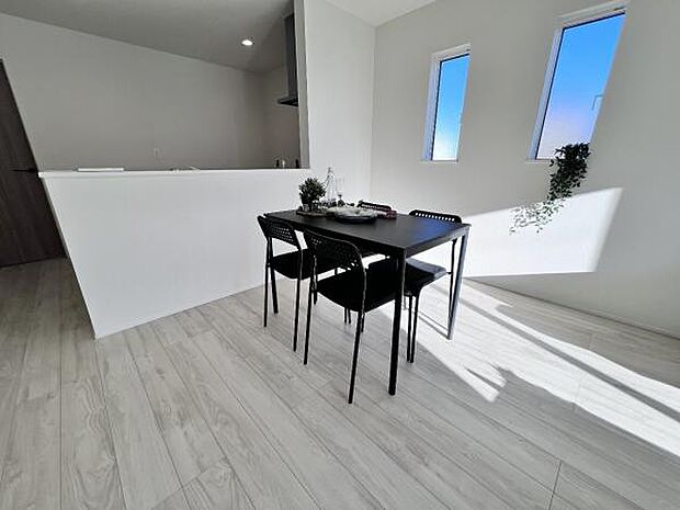 お食事中もキッチンと会話が楽しめるダイニングスペース。