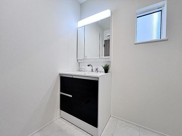 洗面化粧台です。朝の身支度から1日が始まります。