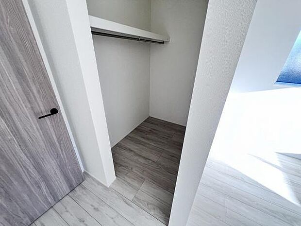 いつでもお部屋をスッキリお使い頂ける収納スペースを設置。