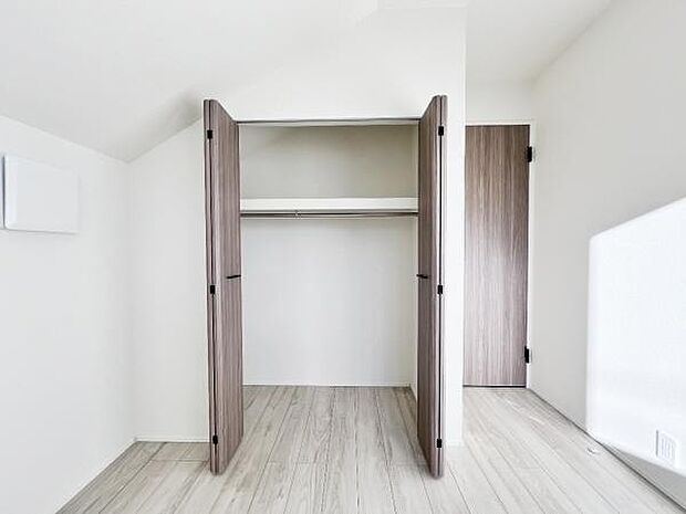 中の物を確認しやすく、取り出しやすい収納スペース。お部屋を広々とお使いいただけます。