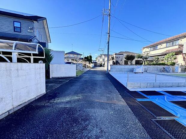 前面道路を含めた現地写真です。